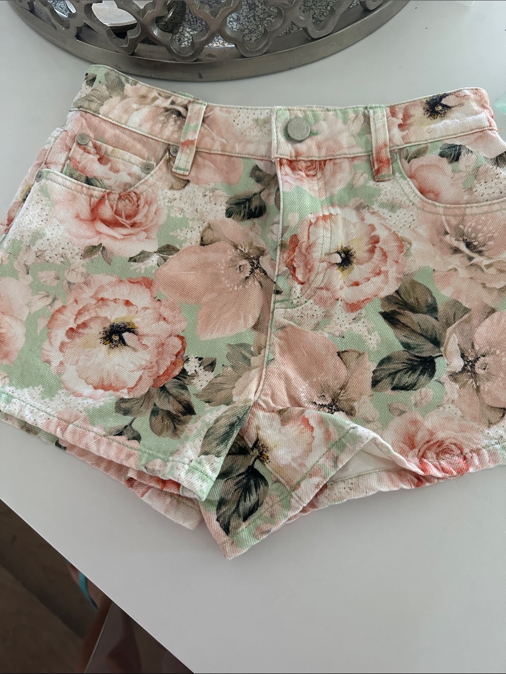 ALICE + OLIVIA YOU LOOK AMAZINGFloral Print Women’s High-Waist Shorts - Picture 4 of 6